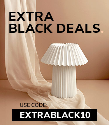 UImage promotionnelle pour les Extra Black Deals avec une lampe de table blanche plissée sur un fond en tissu beige et le code de réduction “EXTRABLACK10”