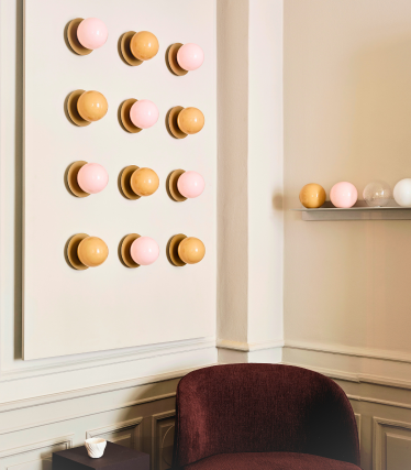 Appliques Nuura avec globes en verre rose et ambré sur disques en laiton