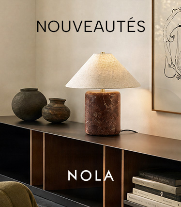 Lampe à poser Nola avec pied en marbre brun-rouge et abat-jour conique en lin sur un buffet sombre. Texte : « Nouveauté – Nola ».